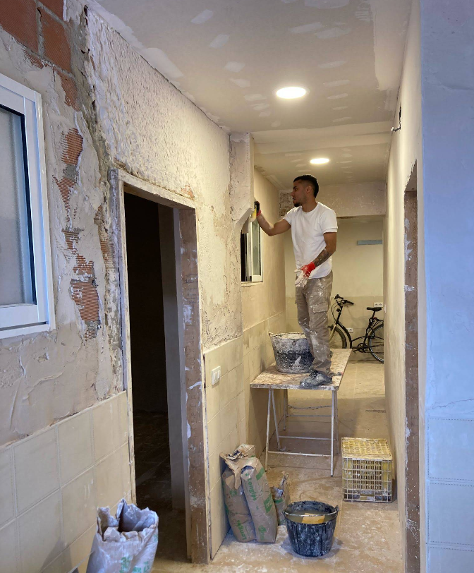 Trabajo de reforma en ejecución, con la pared desmontada