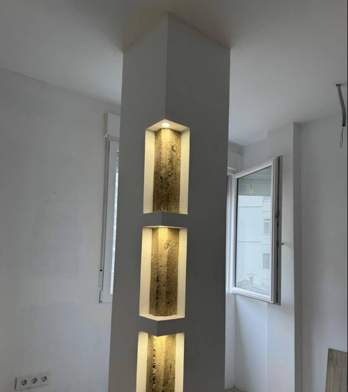 Detalle de nichos iluminados en columna